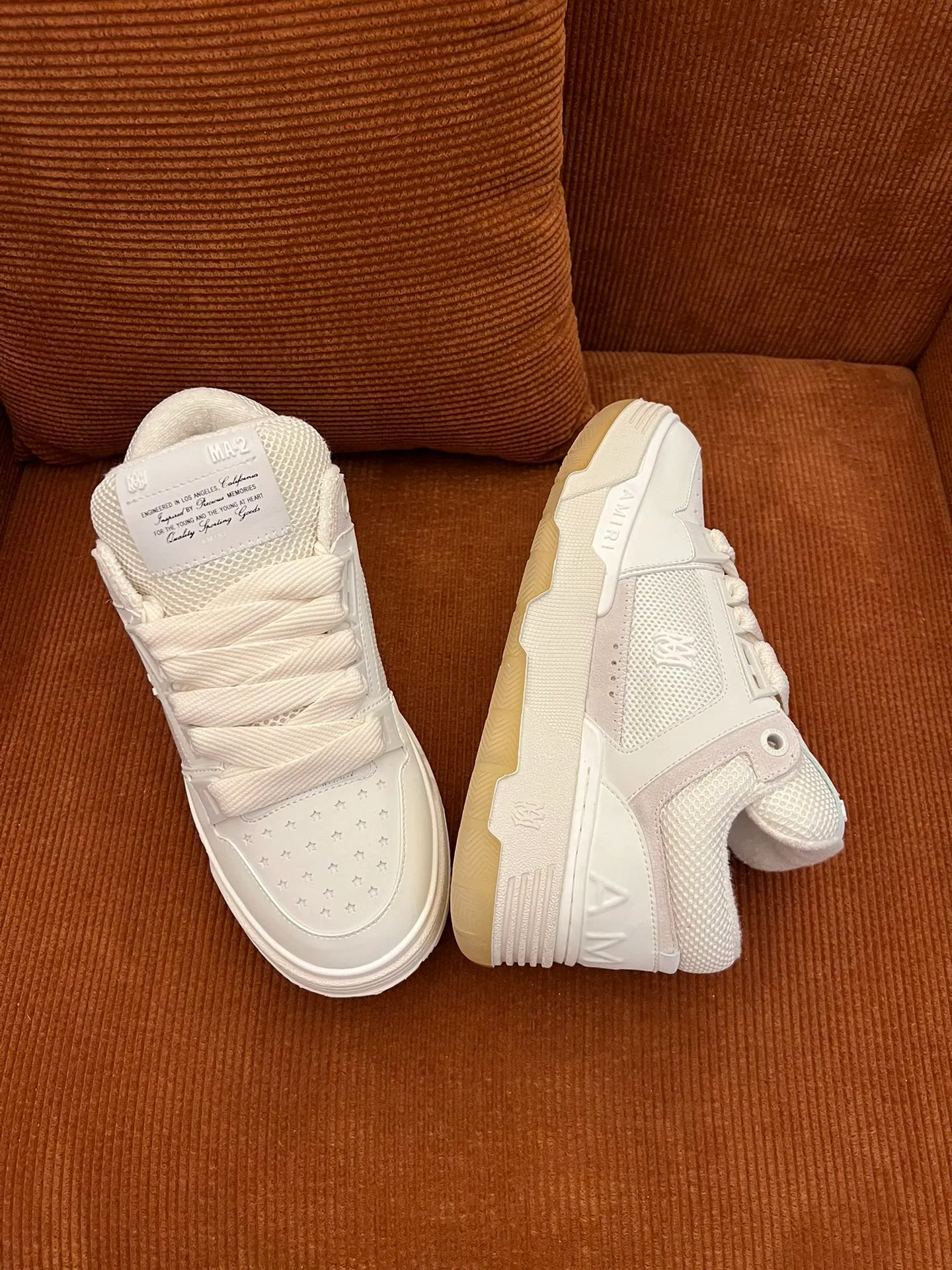 p620💰Men's shoes Amiri Emile's 2023 spring and summer new MA-1 bread shoes, couple models, casual sports shoes, sneakers Amiri gave up the rock punk style in the new season and used a large number of unsaturated colors, Morandi tones, whether you see or wear them, it will make people very happy. The large tongue of the bread shoes continues, shortens the length of the shoe body, thickens the midsole, and the toe part is more rounded. Amiri's brand letters and MA logo appear on the side of the shoe. Fabric: Original customized imported first-layer cowhide + mesh. Lining: Original customized breathable towel lining. Outsole. Foam combination material. Bottom thickness: 4CM. Size: Men's 39-45